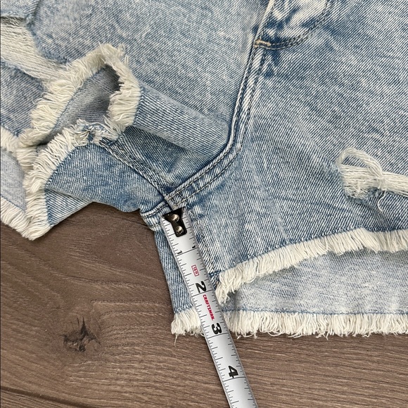 Hollister Curvy Ultra High Rise 3" Mom Frayed Stretch Blue Jean Shorts Size 24 - Picture 9 of 10